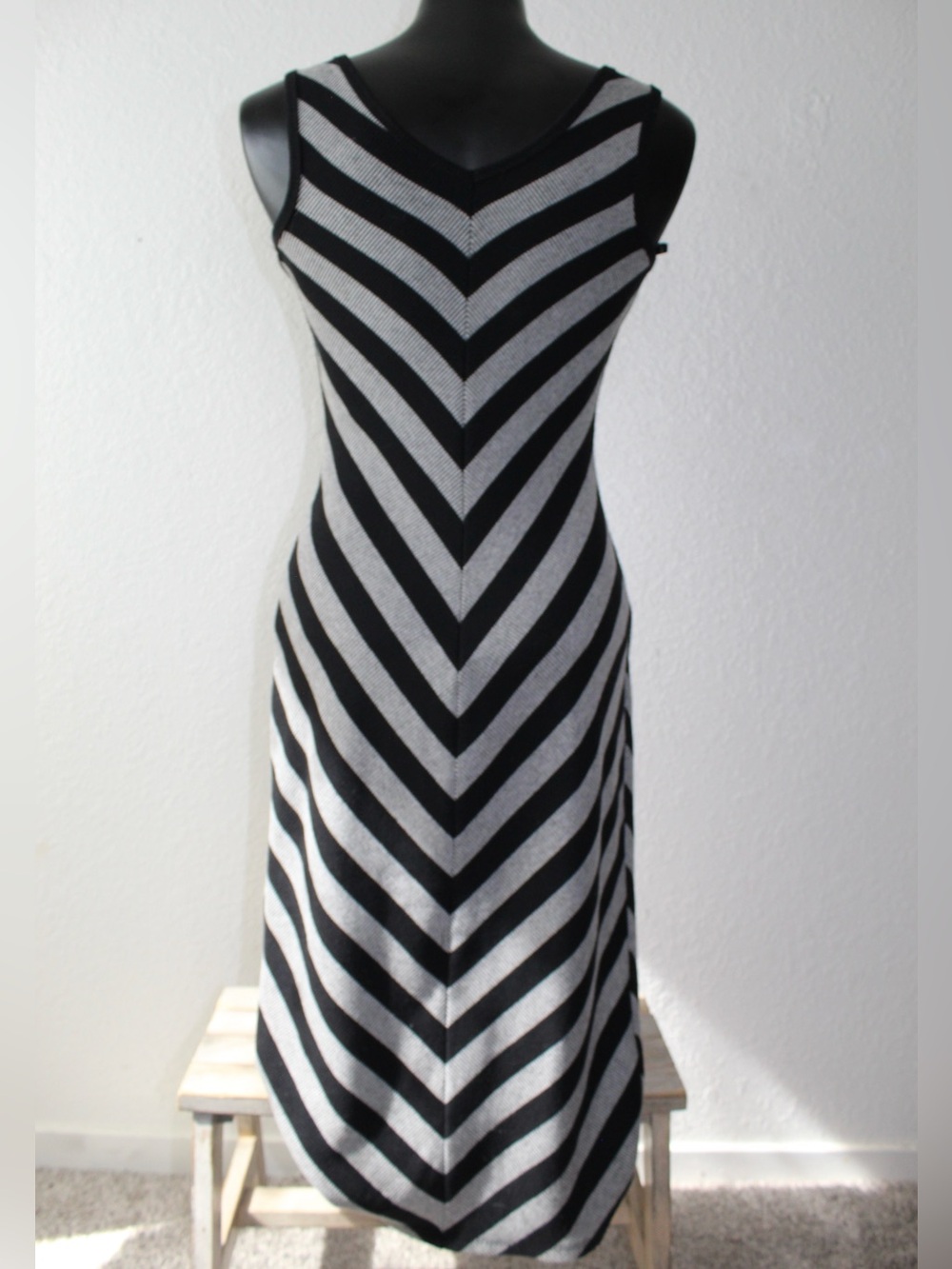 Mossimo Supply Co. Size S Y2K Sleeveless Chevron Midi Dress in Black and Gray
